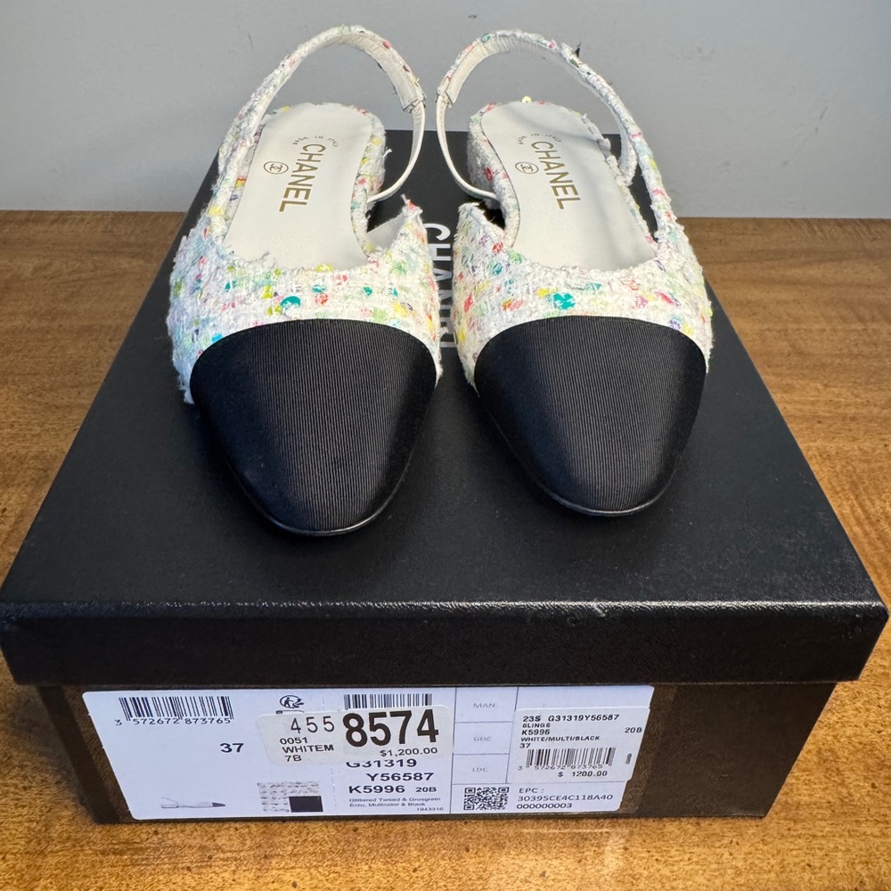 CHANEL Black Flats with Elegant Design - Picture 2 of 12
